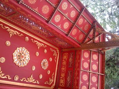 Holzdecke einer Sala Thai 